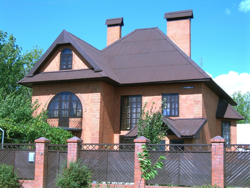 Дом с крышей из ондулина.