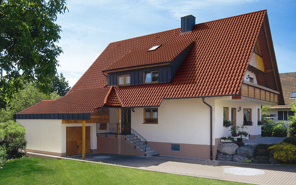 Дом с крышей, покрытой натуральной керамической черепицей