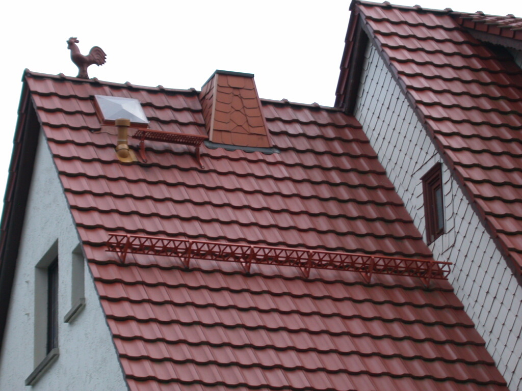 Крыша дома из металлочерепицы. 