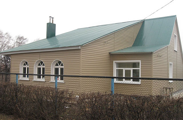 Дом с крышей, покрытой профнастилом